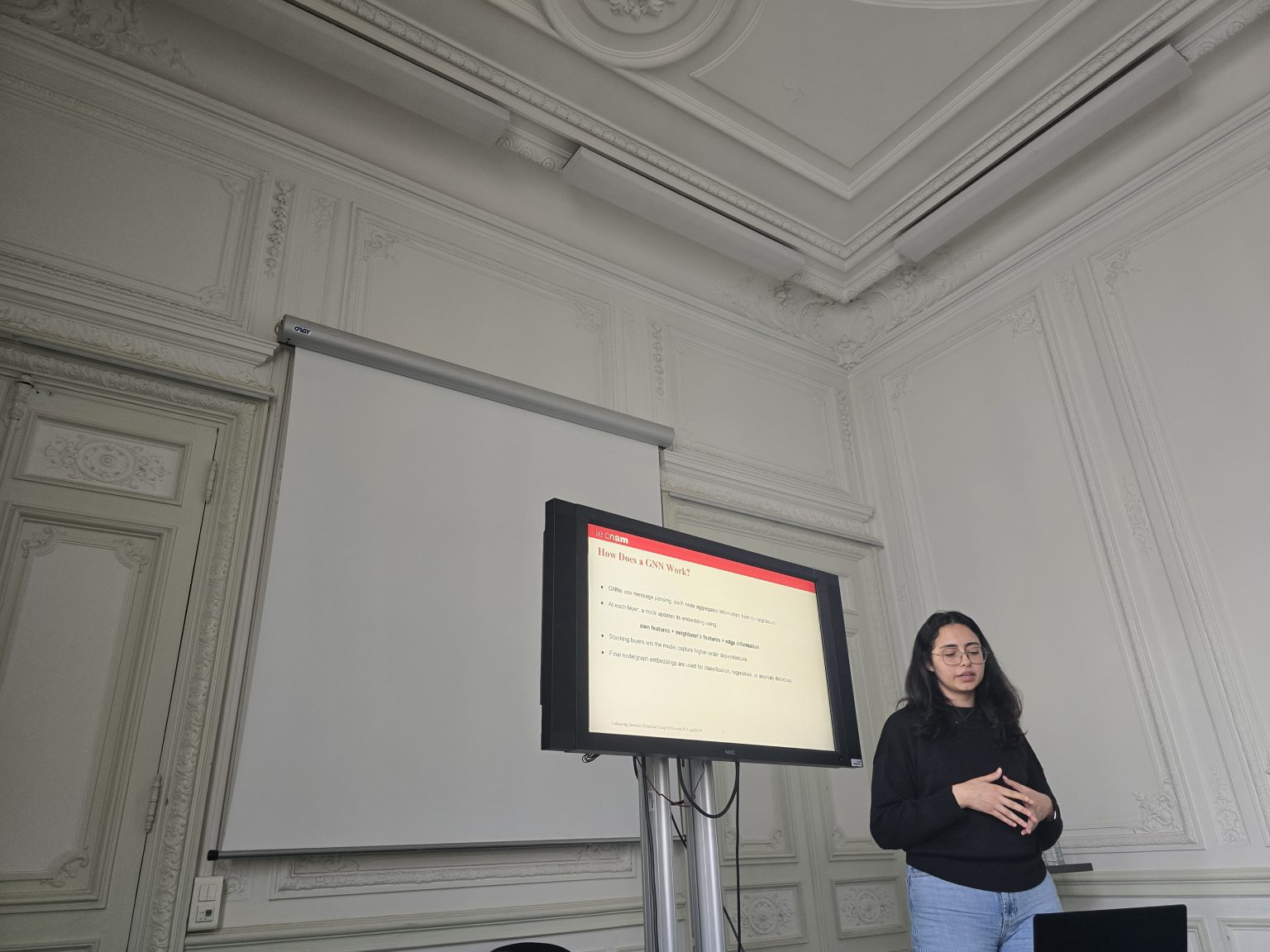 Eya Zineddine presenting during a CNAM ROC team seminar